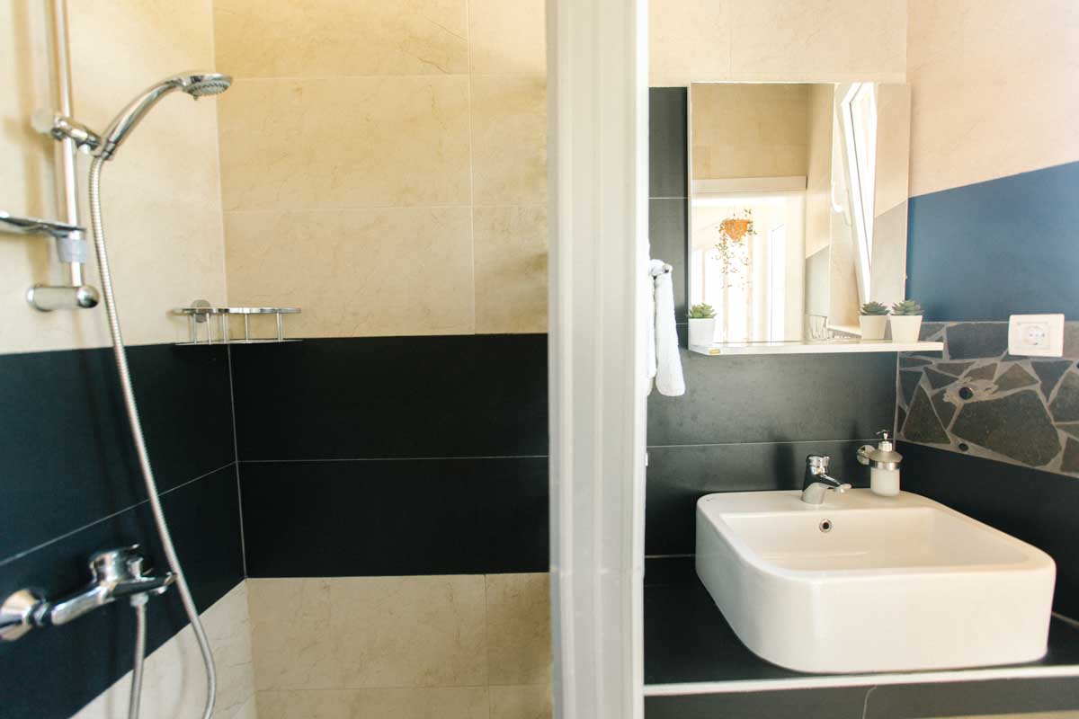 Dorm-room-shower-mahakala-center(1)