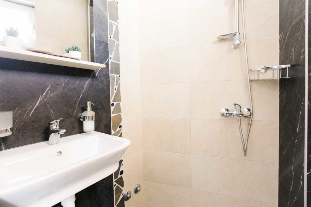 Room-1-bathroom-mahakala-center