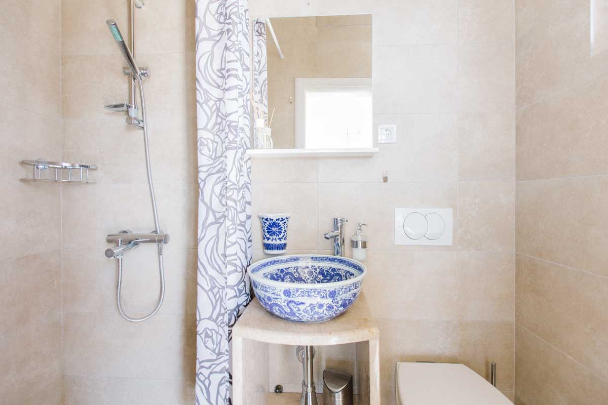 Room-5-bathroom-manakala-center