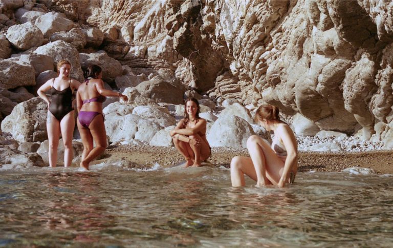 beach-relax-sisterhood