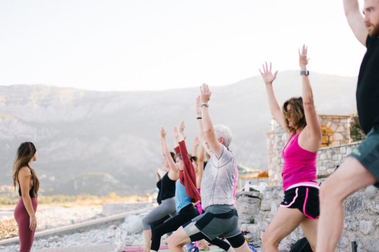 beach-yoga-session-yogi
