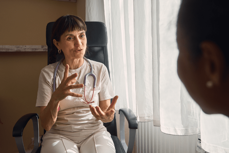 Dr. Vesna Lemm berät Patientin persönlich und individuell im Mahakala Center Berlin. Schwangerschaft, Detox, Frauenzentrum. Ganzheitliche Beratung