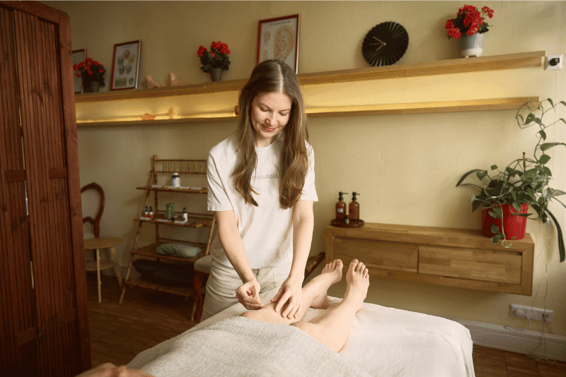 Schwangere Frau bei einer Geburtsvorbereitungsakupunktur in entspannter Atmosphäre