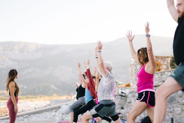 beach-yoga-session-yogi